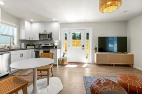 Modern Guest House Near Downtown!